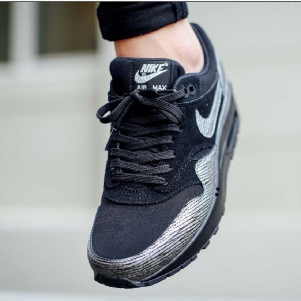 NIKE AIR MAX